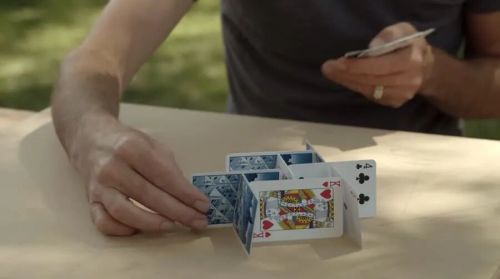 高纸牌屋然后一秒摧毁搭建时没用一点胶水!EVO视讯平台他用8万张扑克牌搭出世界最(图1) 高纸牌屋然后一秒摧毁搭建时没用一点胶水!EVO视讯平台他用8万张扑克牌搭出世界最(图1)