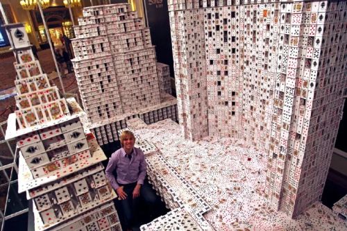 高纸牌屋然后一秒摧毁搭建时没用一点胶水!EVO视讯平台他用8万张扑克牌搭出世界最(图5) 高纸牌屋然后一秒摧毁搭建时没用一点胶水!EVO视讯平台他用8万张扑克牌搭出世界最(图5)